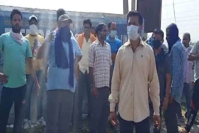 Workers protest in Una and submit memorandum to DC