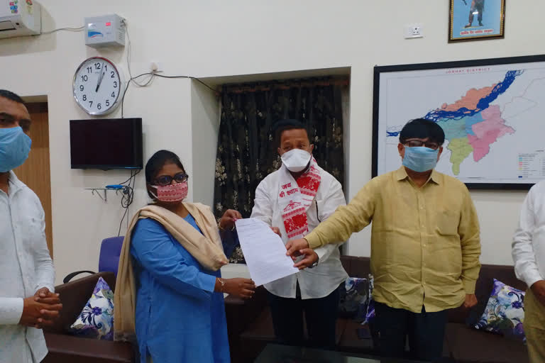 debebrat saikia given memorandum to  Governor through jorhat dc