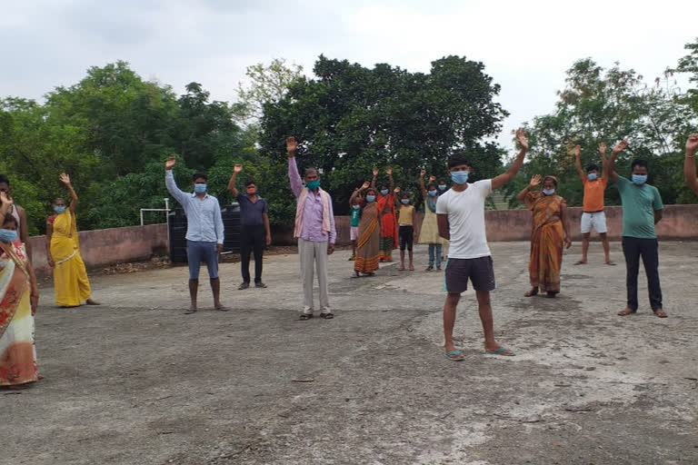 hunger strike in quarantine centre, क्वॉरेंटाइन सेंटर में रह रहे लोगों का भूख हड़ताल