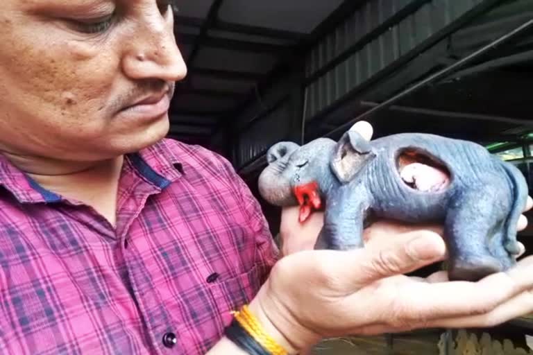 an-artist-submits-tribute-to-died-elephant-in-kerala-by-clay-modeling