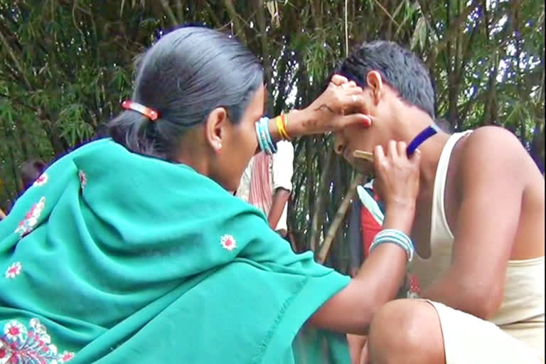 troubled by financial hardship, the woman is cutting hair and shaving