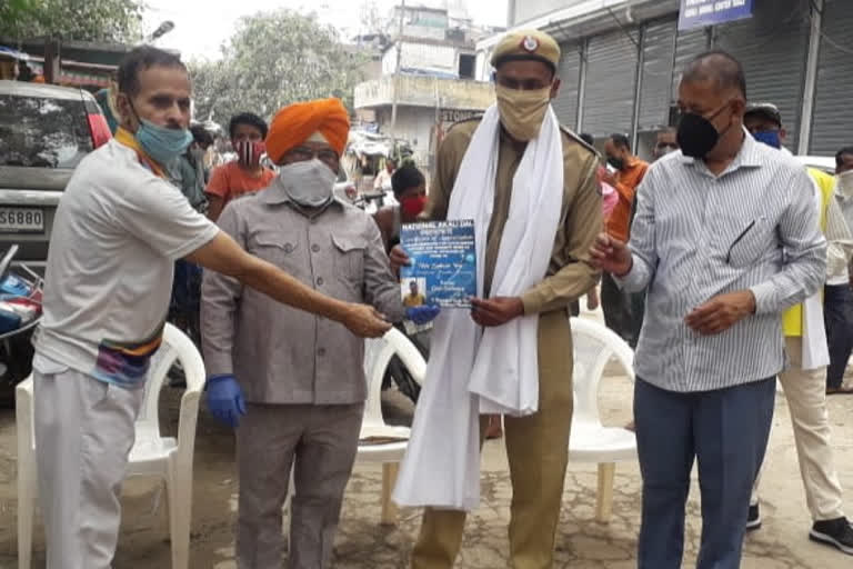 Paramjit Singh Pamma honored corona warriors of civil defence