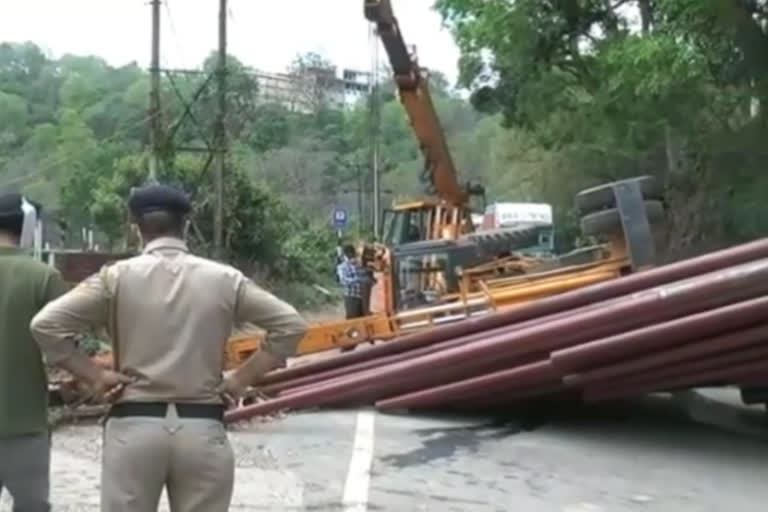 Electric poles from the truck fell on the road