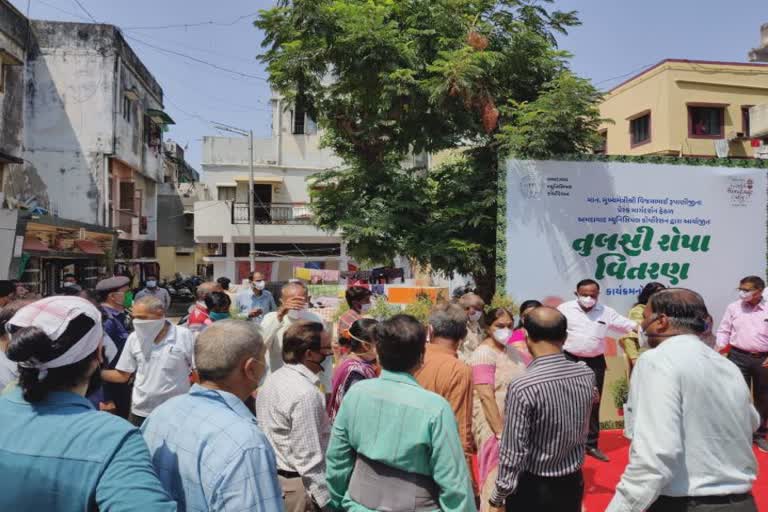 માઈક્રો કન્ટેન્ટમેન્ટ ઝોનમાં  મેયર દ્વારા તુલસીના રોપા અપાયા અને સોશિયલ ડિસ્ટન્સના લીરેલીરા ઉડ્યાં