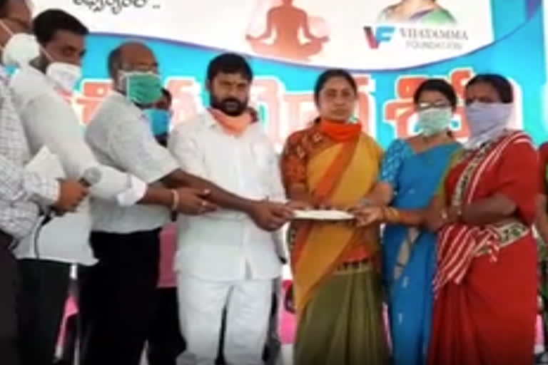 kalyanalaxmi cheques distribution in godhawarikhani