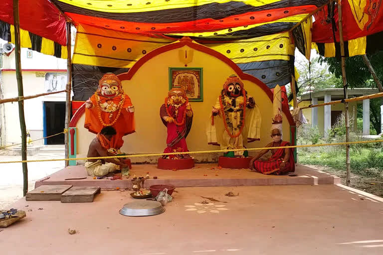 Srijew on the bathing altar