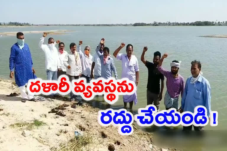 పోలీసులు మా ఫిర్యాదును తీసుకోవట్లేదు : సభ్యులు