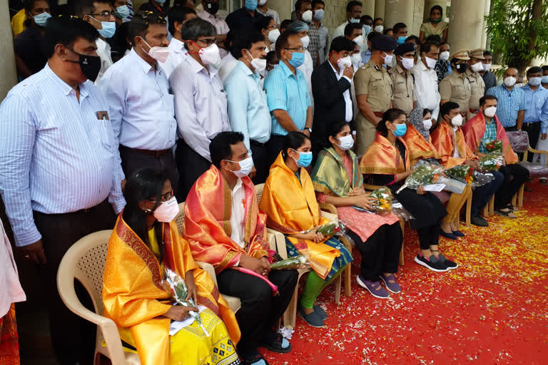 Corona Warriors cured from corona: Police department honors doctors in Mandya