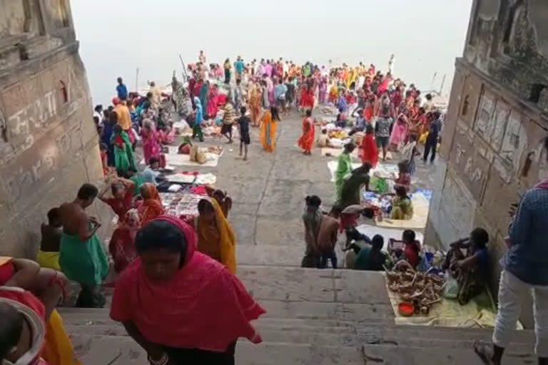 people fall in superstition and offer jaggery and gram to the ganges in patna