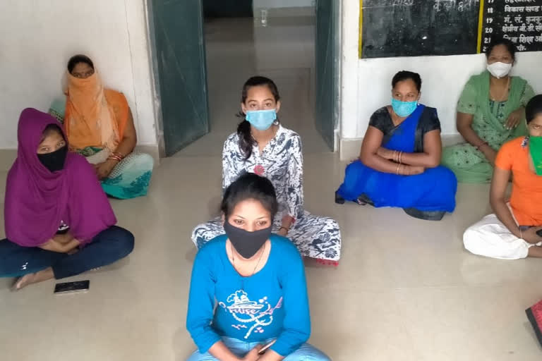 Hunger strike by women to go home at Jashpur Quarantine Center