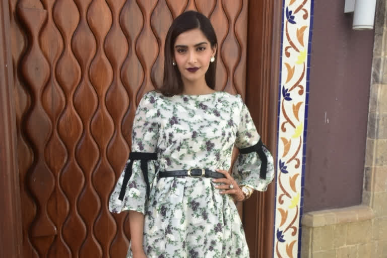 deepika padukone says sonam kapoor looks like a total beauty in her latest monochrome picture