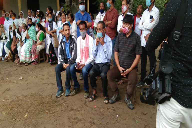 ulfa-seized-fire-group visited baghjan relief camp