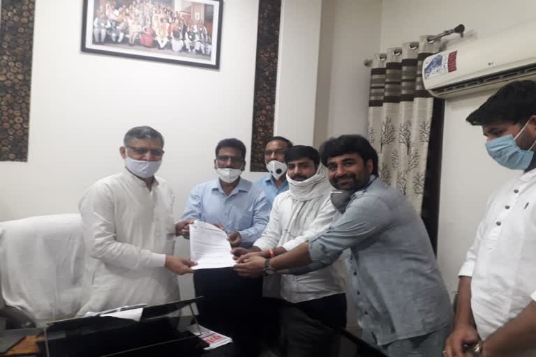 abvp give memorandum to education minister kanwar pal gurjar in bhiwani