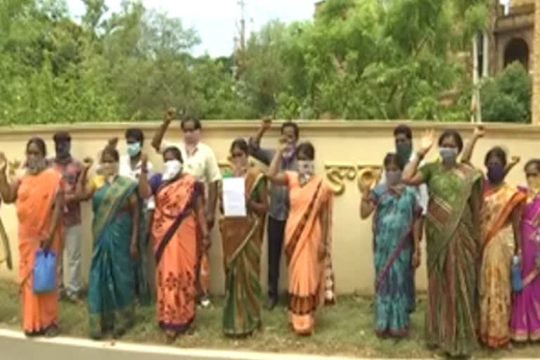 WOMENS PROTEST IN ELURU COLLETARATE ABOUT SCHAMES IN GOVT LANDS DISTRIBUTIONS