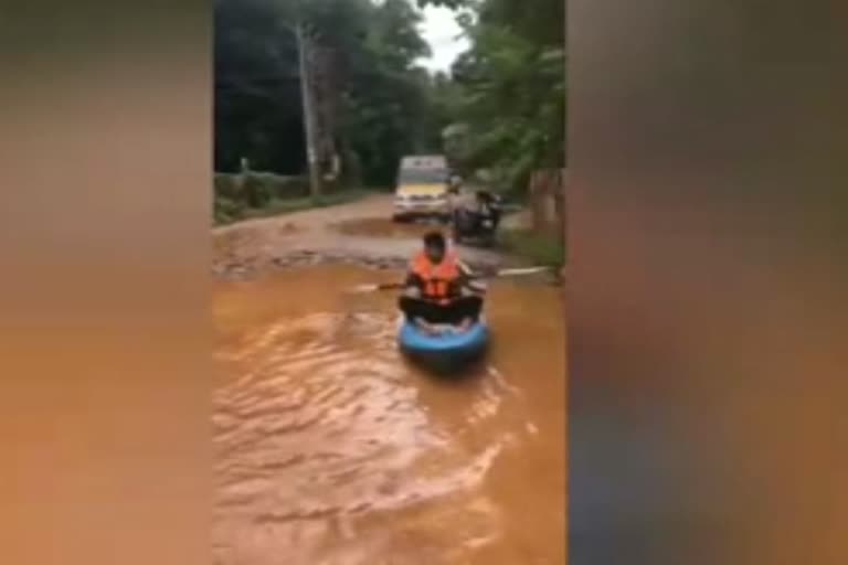 കരുവഞ്ചാൽ - വെള്ളാട് പള്ളിക്കവല റോഡ് കയാക്കിങ് ബോട്ട് കണ്ണൂർ ജനകീയ യുവജന കൂട്ടായ്മ Karuvanchal - Vellad Pallikkavala Road kayaking boat kannur