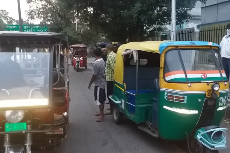 Passengers are not sitting on e-rickshaws due to corona and Social Distancing in noida