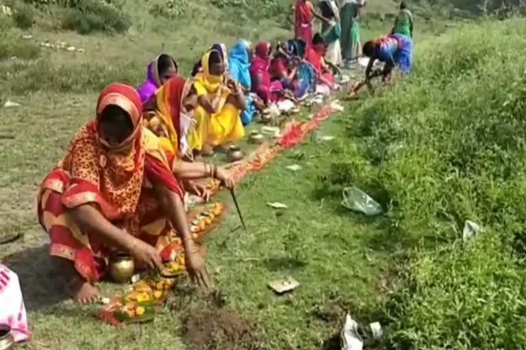 Worship to corona in superstition, worship of corona in Dhanbad as divine wrath, अन्धविश्वास में कोरोना भगाने के लिए पूजा, धनबाद में दैवीय प्रकोप के रूप में कोरोना की पूजा