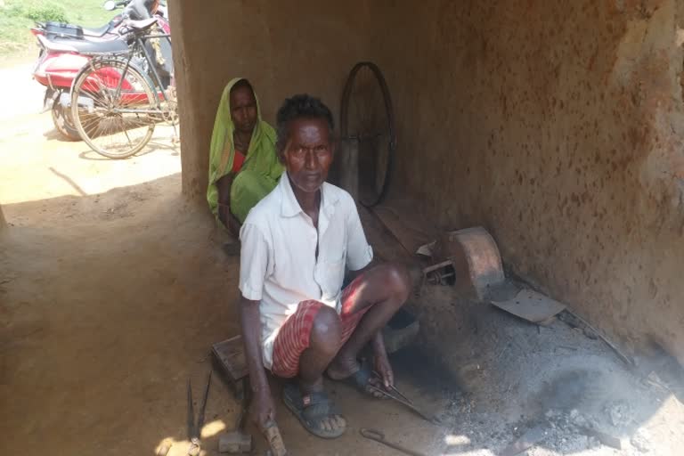 An elderly couple not getting benefit of government schemes in Jamtara