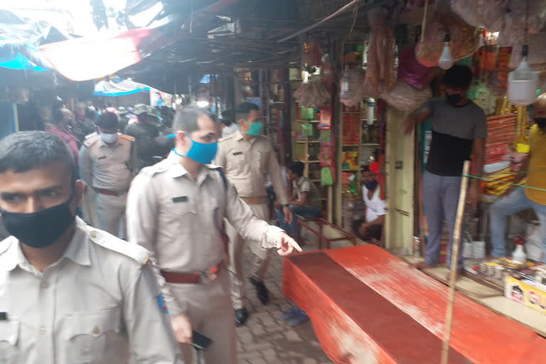 jamshedpur city sp raids in sakchi market, जमशेदपुर सिटी SP पहुंचे साकची बाजार