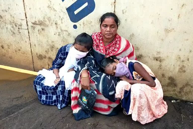 Woman with 2 daughters sat in front of factory demanded job of deceased husband