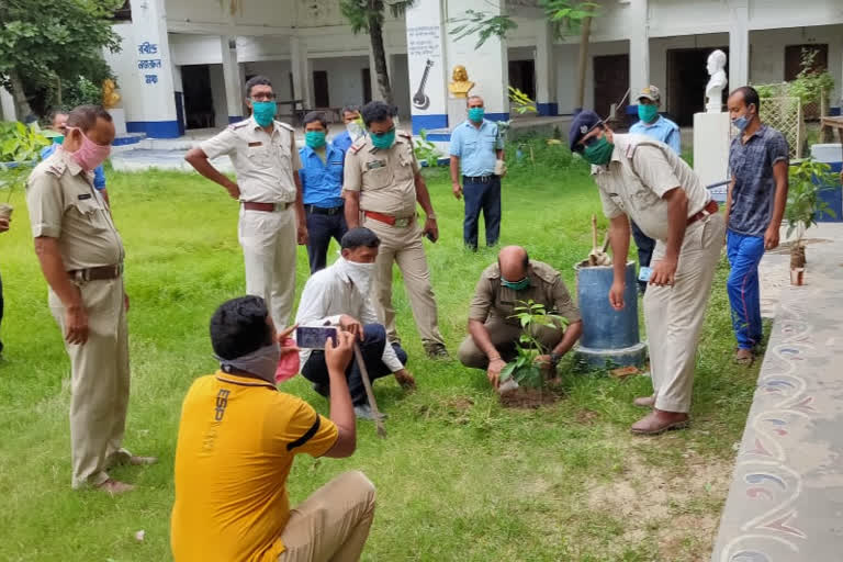 সামাজিক দূরত্বের নেই বালাই, বৃক্ষরোপণ পুলিশের