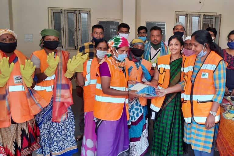 masks and glouse distribution to ghmc workers at bholakpur