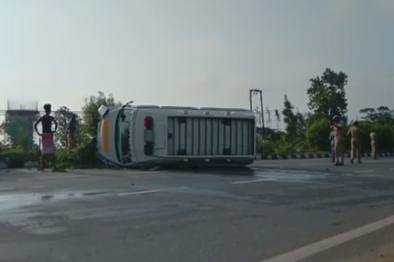 An ambulance crashed at Phulnakhara Square