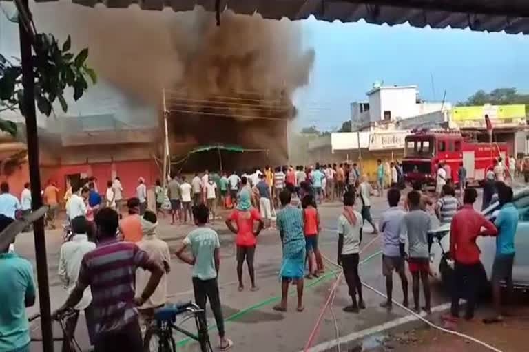 lakhs worth of goods burnt due to fire in madan grocery store in balod