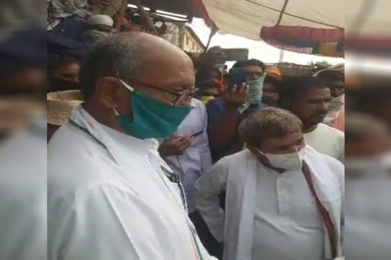 Digvijay Singh with farmers