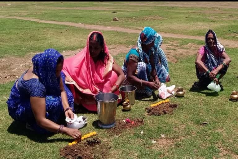 women worshipping corona goddess