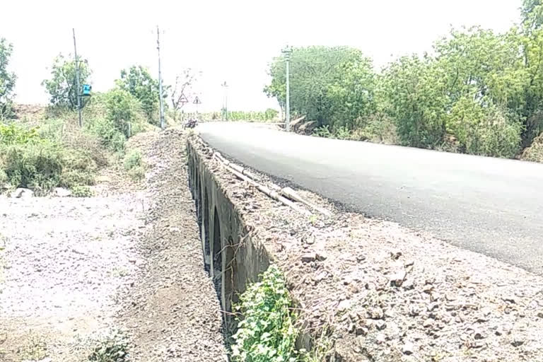 Heerehalli bridge waiting for leads accident withour havint barrier In side