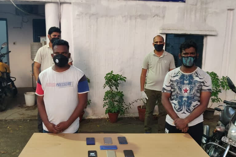 Delhi police arrested 2 snatchers