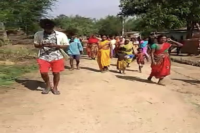 Women protest against liquor in Lohardaga, women oppose liquor, liquor furnace destroy in Lohardaga, लोहरदगा में शराब का विरोध, महिलाओं ने शराब का किया विरोध, लोहरदगा में शराब की भट्ठी ध्वस्त