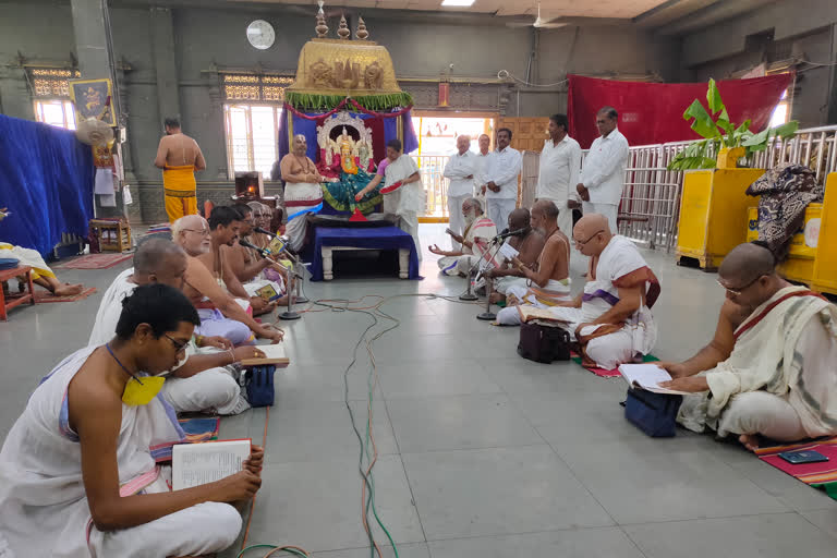 Preparations for the dharshan of Yadadri Lakshmi Narasimha Swamy