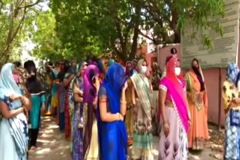 प्रतापगढ़ महिलाएं लोन संबधी खबर, pratapgarh woman group laon related news