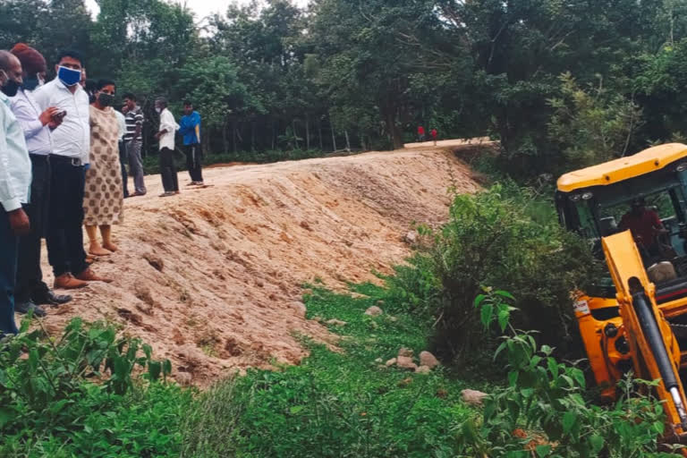 Sakaleshpur Chief Executive Officer Harish led the clearing lake