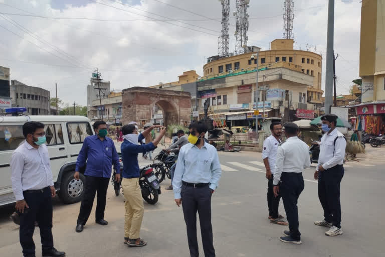 officials Strict against people walking without masks in Patan