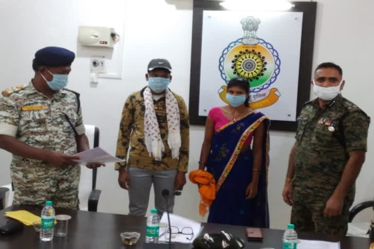 naxal  surrender  Chhattisgarh  Naxal couple surrenders  Naxal couple with bounty surrenders  നക്‌സല്‍ ദമ്പതികള്‍ കീഴടങ്ങി  നക്‌സല്‍