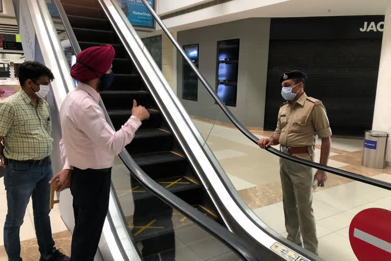 Police visited the mall before the mall opened and provided guidance