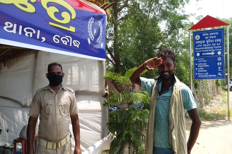 boudha police distribute drinking water to people