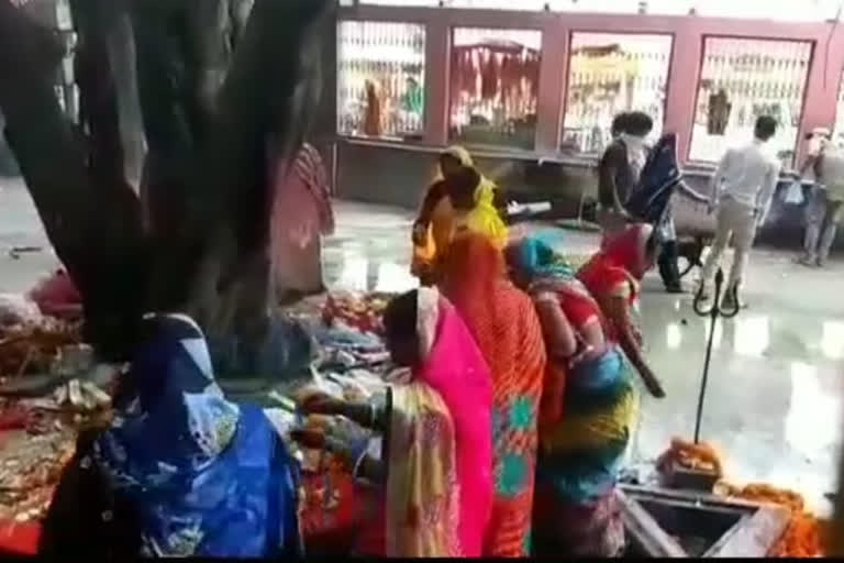 मंदिरों में जुटी भीड़