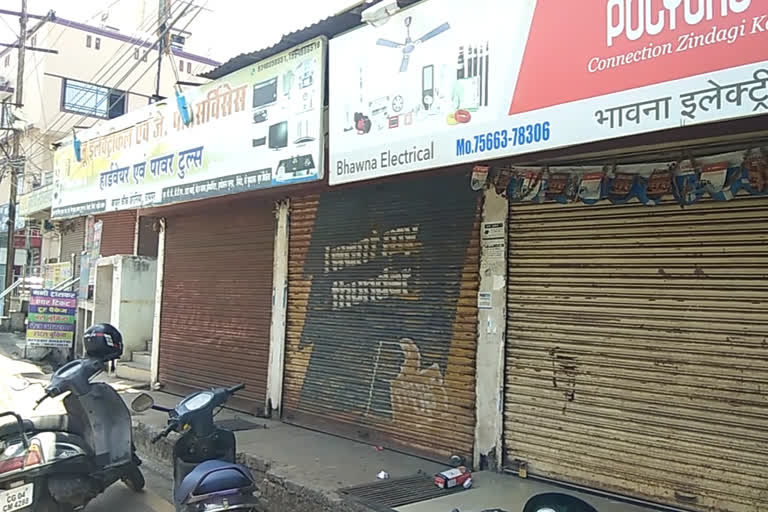 Shops were closed in total lockdown at Raipur