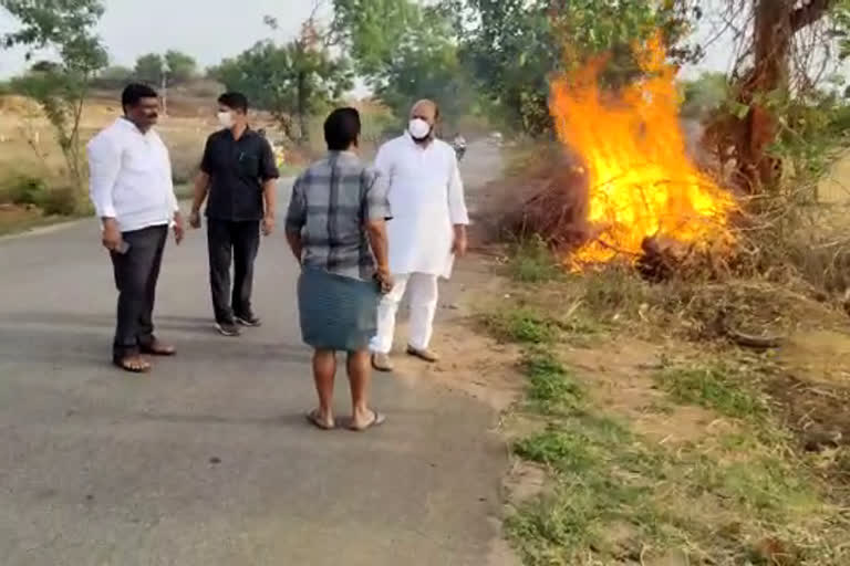 MLA muthireddy counseling to a person who cuts the plants at jangaon road