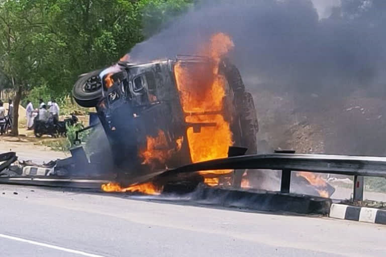 Two burned in a road accident