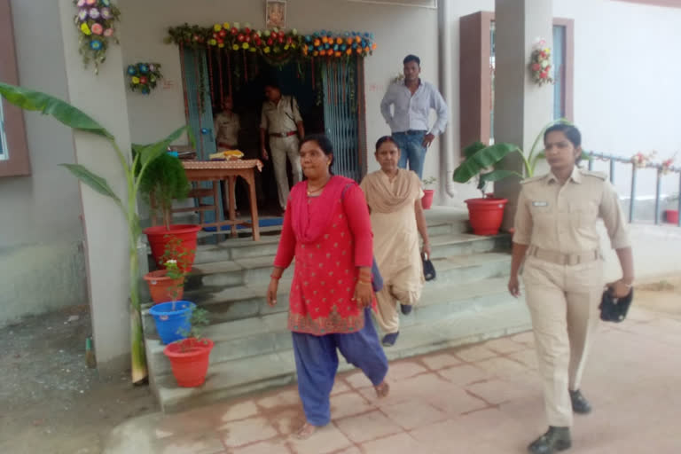 शिक्षिका ने पुलिसकर्मियों को किया घायल