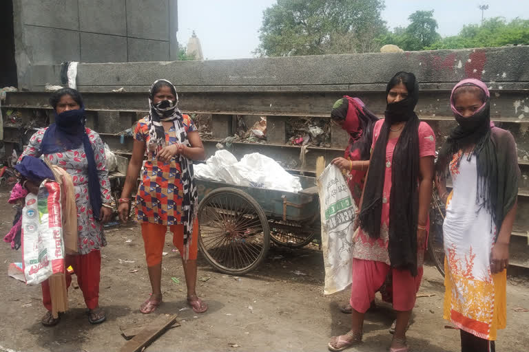 Shocking! Poor people from Delhi eating from garbage