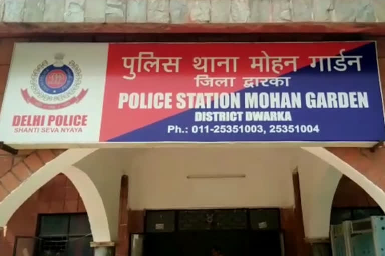 mohan garden police arrested illegal liquor smuggler in delhi