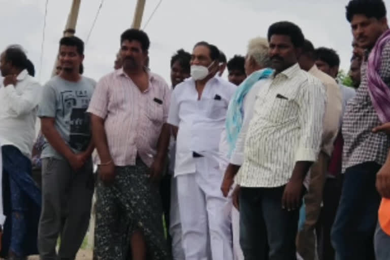 Former MLA  examined the ponds at k.rajupalem prakasham district