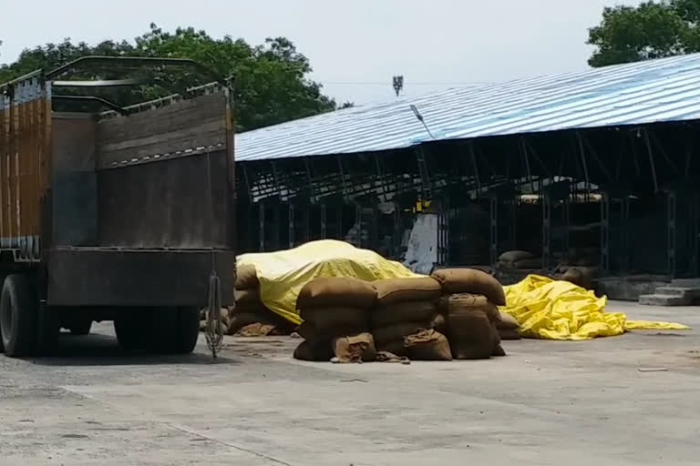 Traders started protesting the transfer of vegetable market in Indore