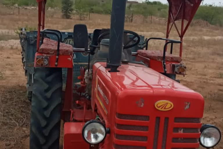 Raniwara news, Police seized tractor, illegal gravel